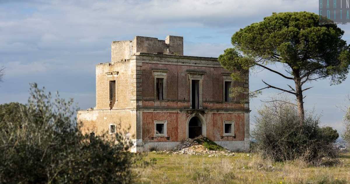 La triste storia di Villa Bonifacio, la casa rossa che guarda dall'alto la statale 100